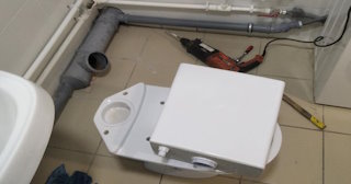Установка напольного унитаза в Якутске: монтаж под ключ от СантехДомКтс от 5282 рублей.
